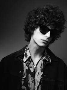 Homme portant les lunettes de soleil Jacques Marie Mage Dealan, portrait en noir et blanc