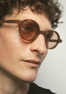 Kaleos Higgins Ambre Havane Mat portée — vue portee 2