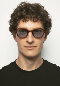 Kaleos Castillo Havane ambre Photochromique coloris 4 — lunettes portées de face
