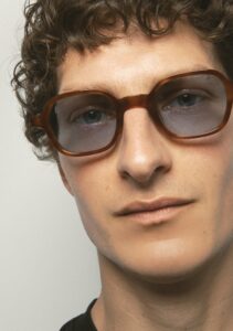 Kaleos Castillo Havane ambre Photochromique coloris 4 — lunettes portées de profil