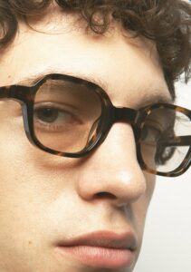 Kaleos Castillo Havane Foncé Photochromique coloris 2 — lunettes portées de profil
