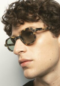 Kaleos Castillo Havane tacheté mat Photochromique coloris 3 — lunettes portées de profil