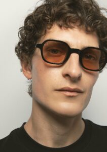 Kaleos Castillo Noir Photochromique coloris 1 — lunettes portées de profil