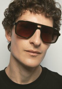 Kaleos Cervantes Kaki coloris 3 — lunettes portées de profil