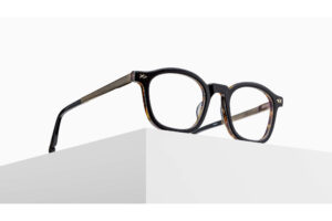 Lunettes optiques Matsuda M2068 Black Tortoise Antique Gold en présentation